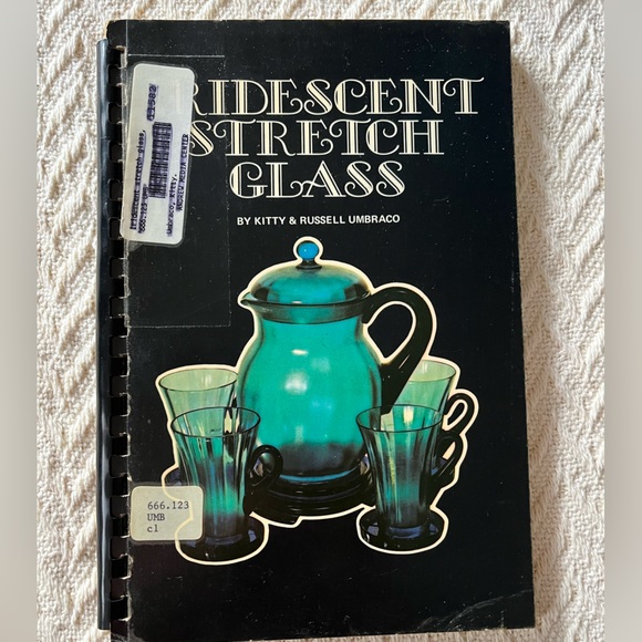IRIDESCENT STRETCH GLASS by Kitty & Russell Umbraco, 1972 First Edition Guide - Picture 1 of 5